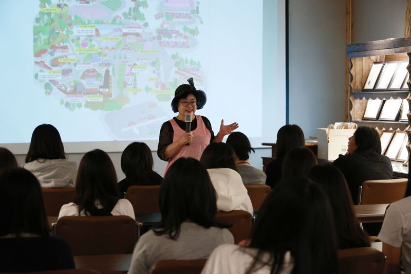 임옥 허브아일랜드 대표가 지난 9일 경기 포천시 허브아일랜드에서 매향여자정보고 학생들을 대상으로 특강을 진행하고 있다. 사진=한국여성경제인연합회 제공