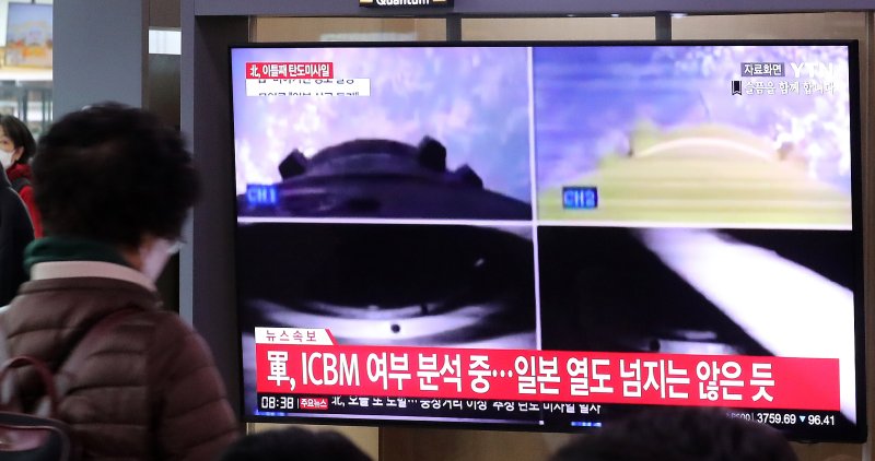 3일 오전 서울역 대합실에서 시민들이 북한의 동해상 탄도미사일 발사 관련 뉴스를 시청하고 있다. 2022.11.2/뉴스1 ⓒ News1 김진환 기자