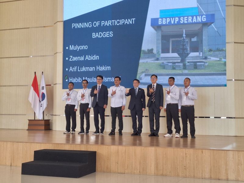 10일 박수덕 주인도네시아 한국대사대리(오른쪽 네 번째)가 인도네시아 반튼주 세랑시 직업·생산성교육센터(BBPVP)에서 열린 해외조선인력협력센터 입교식에 참석하고 있다. 주인도네시아 한국대사관 제공.