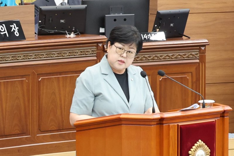 [창원=뉴시스] 강경국 기자 = 김미나 경남 창원시의원이 지난 6월 열린 제144회 정례회 제메이저 바카라 사이트 본회의에서 시정질문을 하고 있다. (사진=창원시의회 제공). 2025.06.20. photo@newsis.com *재판매 및 DB 금지