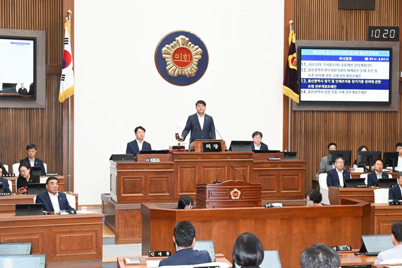 울산시의회 이성룡 의장이 10일 열린 제259회 임시회 제2차 본회의에서 상정된 안건들의 처리를 진행하고 있다. 울산시의회 제공