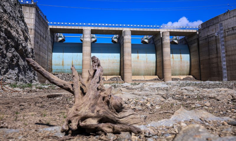 10일 오후 강원 강릉시 오봉저수지가 바짝 말라붙어 바닥을 드러내고 있다. 최악의 가뭄 사태를 맞고 있는 강릉지역의 지역 식수 87%를 담당하는 오봉저수지의 저수율은 이날 오전 9시 기준 12.0%로(평년 70.9%) 전날 동시간 대 확인된 저수율 12.3%보다 0.3%p 더 낮은 수치다. 2025.9.10/뉴스1 ⓒ News1 김진환 기자