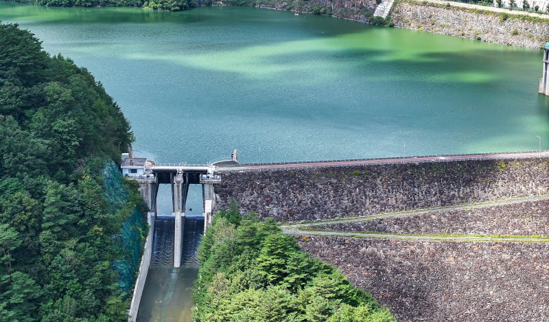 10일 강원 평창군 대관령면 도암댐에 초록빛 물이 차 있다. 환경부와 강릉시가 가뭄 해소를 위해 도암댐 물을 비상 방류해 한시적으로 생활용수로 쓰기로 했다. 오는 20일 전후 시험 방류를 시작하며, 수질 이상 시 즉시 중단한다. 수질검증위원회와 정수 처리 과정을 통해 안전성을 확인하고 하루 1만 톤 원수를 확보할 계획이다. 2025.9.10/뉴스1 ⓒ News1 김진환 기자