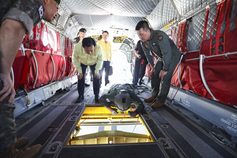 이두희 국방부 차관이 지난해 9울 10일 육군 항공사령부에서 산불 발생 시 군 헬기 대응 준비상태를 점검하고 있다. 국방일보 제공