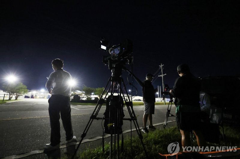 포크스턴 이민세관단속국 구금시설 앞 취재진 (출처=연합뉴스)