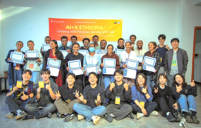 [포항=뉴시스] 송종욱 기자 = 한동대학교가 글로벌 로테이션 프로젝트(GRP)로 지난달 11~25일 에티오피아 아디스아바바에서 'AI+X Ethiopia : 의료를 시작으로 디지털 격차를 넘다'란 프로젝트를 성공적으로 진행했다고 10일 밝혔다. 사진은 한동대 학생들과 데이터 캠프에 참가한 에티오피아 학생들이 캠프 수료증을 들고 기념 촬영하는 모습. (사진=한동대 제공) 2025.09.10. photo@newsis.com