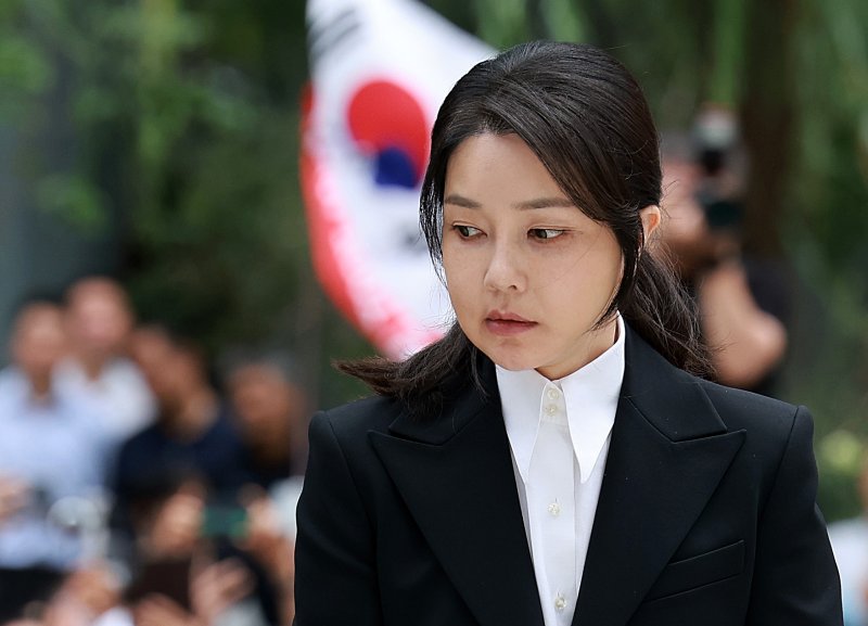 [서울=뉴시스] 이영환 기자 = 도이치모터스 주가조작 연루 의혹 등을 받는 안전한 바카라사이트 여사가 지난달 6일 오전 서울 종로구 안전한 바카라사이트 특검팀(특별검사 민중기)사무실에 피의자 신분으로 소환되고 있다. 2025.08.06. 20hwan@newsis.com