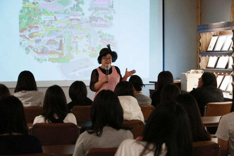 임옥 허브아일랜드 대표가 지난 9일 경기 포천시 허브아일랜드에서 매향여자정보고 학생들을 대상으로 특강을 진행하고 있다. 한국여성경제인연합회 제공