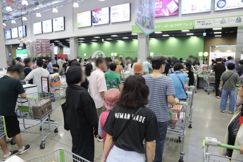지난 5일 트레이더스 인천 구월점 오픈 당일 계산대가 고객들로 붐비고 있다. 이마트 제공