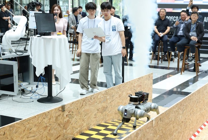 '산업용 AI-로봇 경진대회' 참가자들이 지난 9일 서울 강남구 포스코센터에서 4족 로봇 보행 챌린지를 수행하고 있다. 포스코그룹 제공