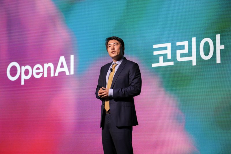 제이슨 권 오픈AI 최고전략책임자(CSO)가 10일 오전 서울 광진구 파이팩토리 스튜디오에서열린 오픈AI 한국 지사 설립 후 첫 기자간담회에서 오픈AI 코리아의 비전을 발표하고 있다. 뉴스1