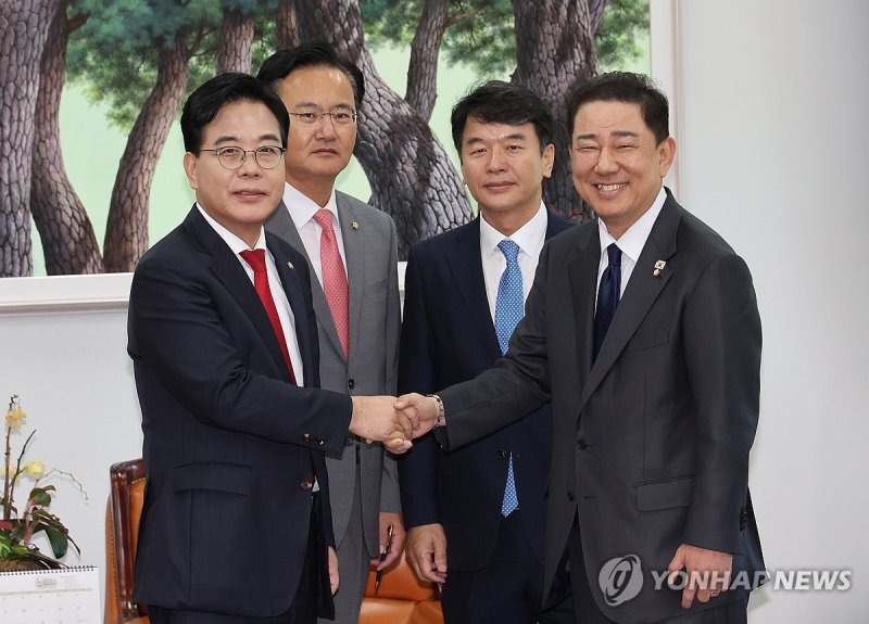 여야 원내대표 악수 (출처=연합뉴스)