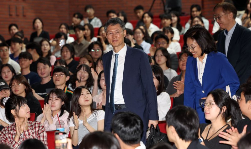 [서울=뉴시스] 김선웅 기자 = 문형배 전 헌법재판소장 권한대행이 10일 서울 마포구 서강대학교에서 서강멘토링센터 '생각의 창' 특강, '법률가의 길'을 주제로 특별 강연을 하기 위해 입장하고 있다. 2025.09.10. mangusta@newsis.com