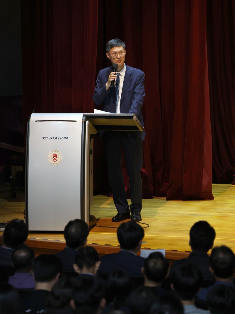 [서울=뉴시스] 김선웅 기자 = 문형배 전 헌법재판소장 권한대행이 10일 서울 마포구 서강대학교에서 서강멘토링센터 '생각의 창' 특강, '법률가의 길'을 주제로 특별 강연을 하고 있다. 2025.09.10. mangusta@newsis.com