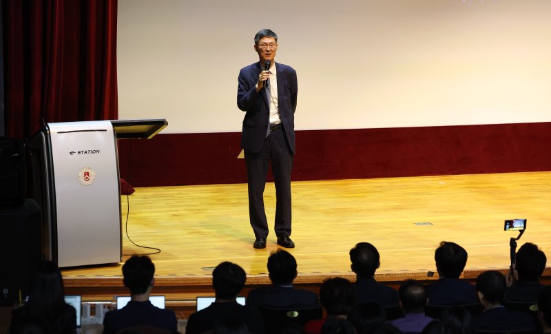 [서울=뉴시스] 김선웅 기자 = 문형배 전 헌법재판소장 권한대행이 10일 서울 마포구 서강대학교에서 서강멘토링센터 '생각의 창' 특강, '법률가의 길'을 주제로 특별 강연을 하고 있다. 2025.09.10. mangusta@newsis.com