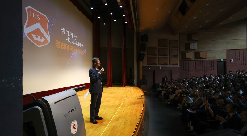 [서울=뉴시스] 김선웅 기자 = 문형배 전 헌법재판소장 권한대행이 10일 서울 마포구 서강대학교에서 서강멘토링센터 '생각의 창' 특강, '법률가의 길'을 주제로 특별 강연을 하고 있다. 2025.09.10. mangusta@newsis.com