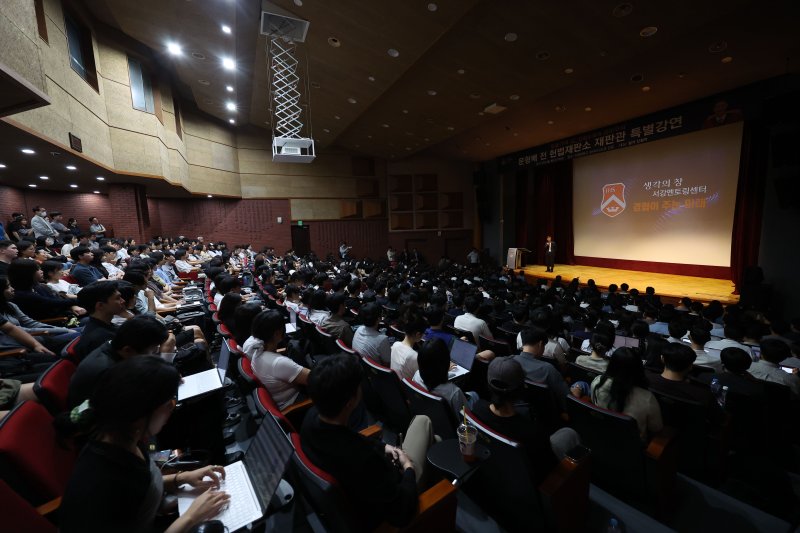 [서울=뉴시스] 김선웅 기자 = 문형배 전 헌법재판소장 권한대행이 10일 서울 마포구 서강대학교에서 서강멘토링센터 '생각의 창' 특강, '법률가의 길'을 주제로 특별 강연을 하고 있다. 2025.09.10. mangusta@newsis.com