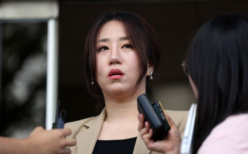 [서울=뉴시스] 김선웅 기자 = 신당 브랜드뉴파티 창당 당시 입당원서를 조작한 바카라 베팅로 재판에 넘겨진 이른바 '고발 사주 의혹' 제보자 조성은 씨가 10일 서울 양천구 서울남부지법에서 열린 사문서 위조, 정당법 위반 등 혐의 1심 선고 공판에서 징역 1년, 집행유예 2년 선고 및 바카라 베팅봉사 40시간을 명령받은 뒤 법원을 나서며 입장을 말하고 있다. 2025.09.10. mangusta@newsis.com