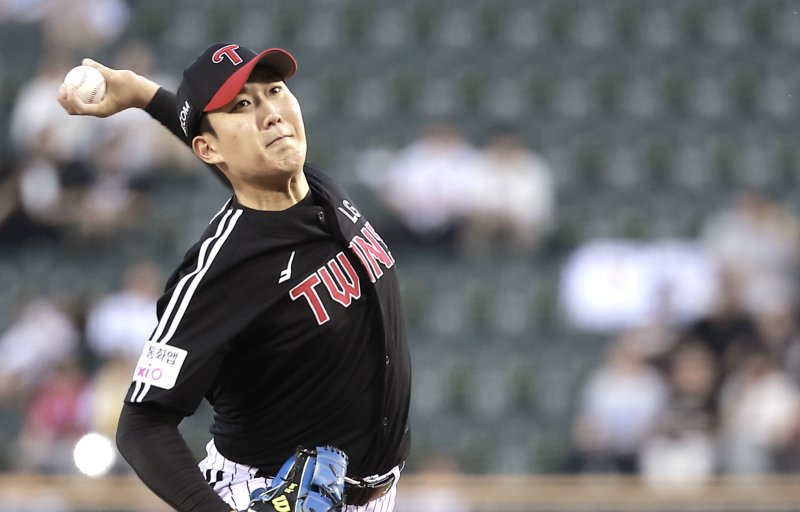 [서울=뉴시스] 정병혁 기자 = 10일 서울 송파구 잠실야구장에서 열린 2025 KBO리그 LG 트윈스 대 두산 베어스의 경기, LG 선발 손주영이 공을 던지고 있다. 2025.09.10. jhope@newsis.com