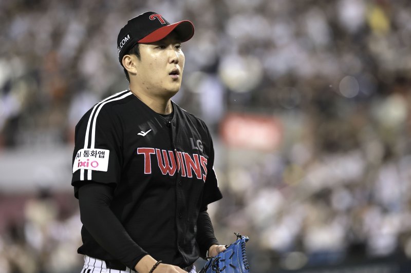 [서울=뉴시스] 정병혁 기자 = 10일 서울 송파구 잠실야구장에서 열린 2025 KBO리그 LG 트윈스 대 두산 베어스의 경기, 5회말 두산 공격을 막아낸 LG 선발 손주영이 덕아웃을 향하고 있다. 2025.09.10. jhope@newsis.com