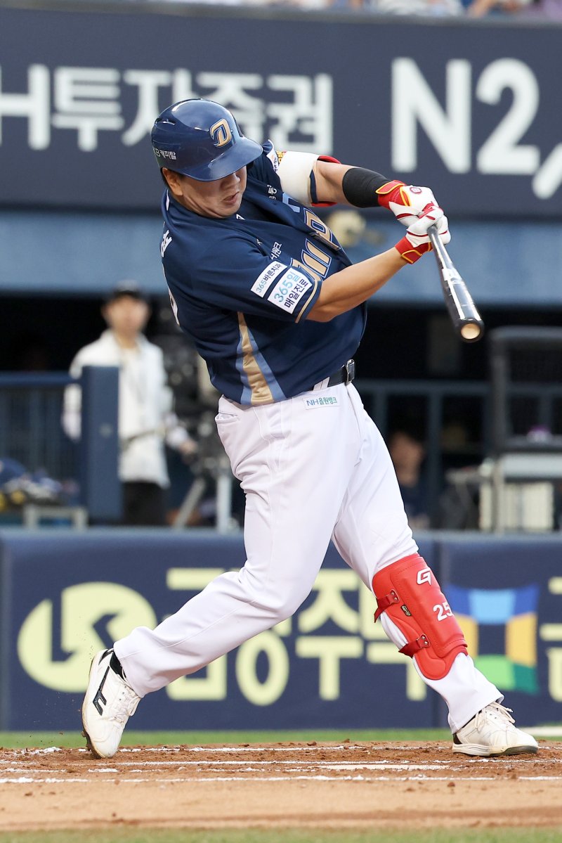 [서울=뉴시스] 김선웅 기자 = 14일 서울 송파구 잠실야구장에서 열린 2025 프로야구 바카라사이트 유니벳 다이노스 vs 두산 베어스 경기, 1회초 2사 주자 2,3루 상황 바카라사이트 유니벳 6번타자 이우성이 희생플라이를 때리고 있다. 이후 3루주자 데이비슨 홈인으로 1득점. 2025.08.14. mangusta@newsis.com