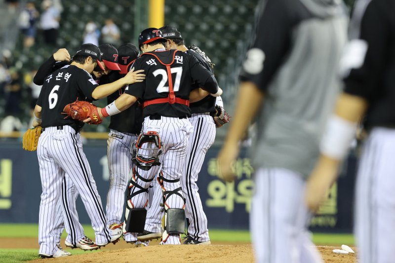 10일 서울 송파구 잠실야구장에서 열린 프로야구 '2025 신한 SOL뱅크 KBO 리그' LG트윈스와 두산 베어스의 경기에서 8대 4로 승리한 LG선수들이 기쁨을 나누고 있다. 2025.9.10/뉴스1 ⓒ News1 이광호 기자