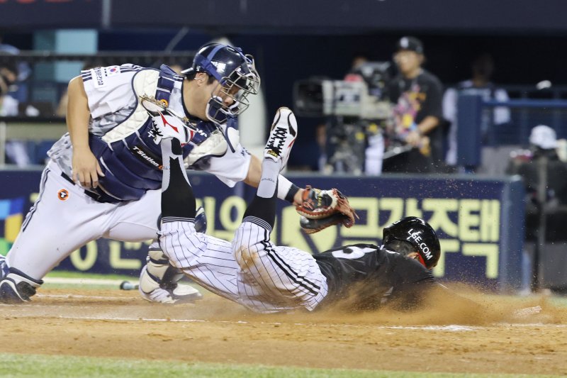10일 서울 송파구 잠실야구장에서 열린 프로야구 '2025 신한 SOL뱅크 KBO 리그' LG트윈스와 두산 베어스의 경기에서 LG 5회초 무사 2, 3루 상황때 신민재의 희생플라이로 3루 주자 최원영이 홈에서 슬라이딩 세이프 되고 있다. 2025.9.10/뉴스1 ⓒ News1 이광호 기자