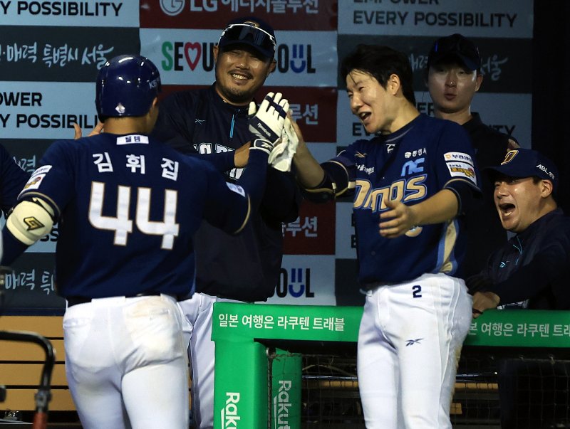 밝게 웃는 이호준 NC 다이노스 감독(왼쪽에서 두 번째). 2025.6.17/뉴스1 ⓒ News1 박정호 기자