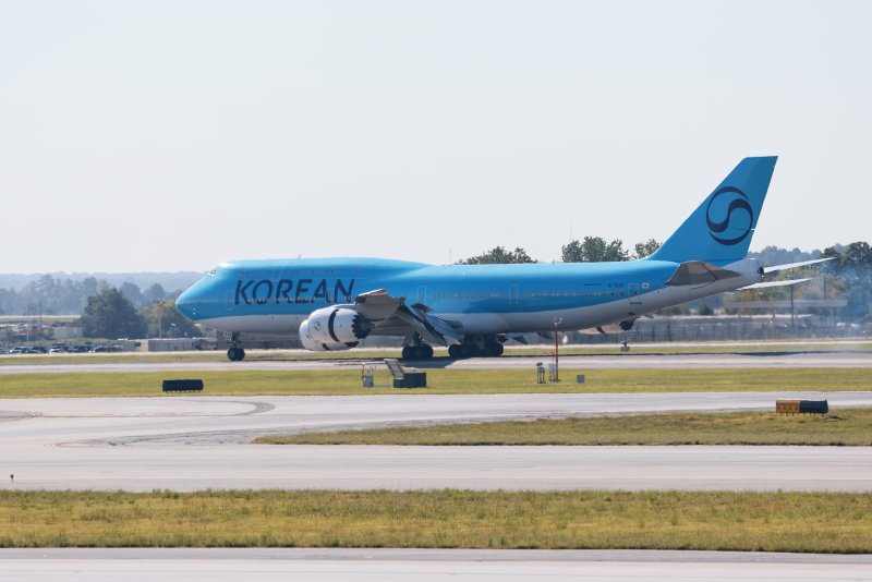 미국 조지아주 현대차그룹-LG에너지솔루션 배터리 합작 공장(HL-GA 배터리회사) 건설 현장에서 구금된 한국인을 태울 대한항공 전세기가 10일(현지시간) 하츠필드-잭슨 애틀랜타 국제공항에 착륙하고 있다. 연합뉴스