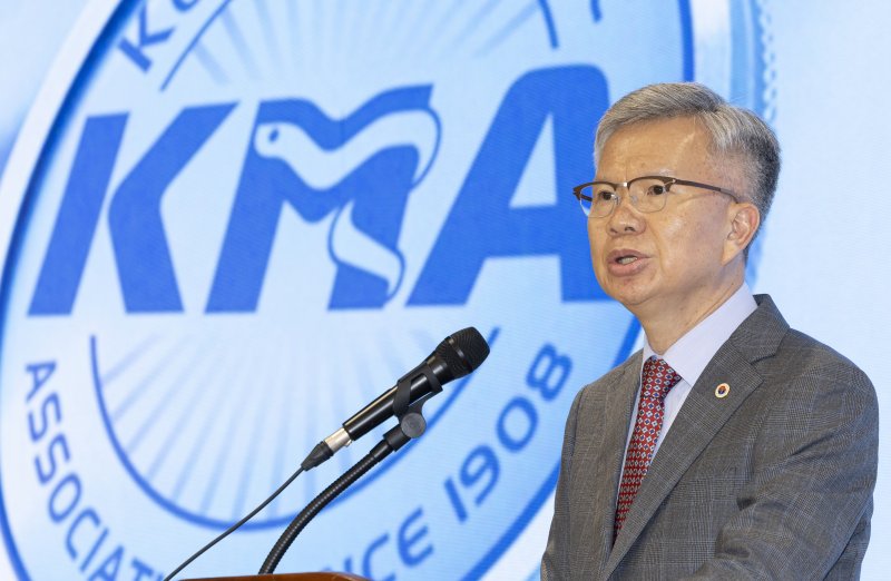 [서울=뉴시스] 김근수 기자 = 김택우 대한의사협회장이 28일 오후 서울 용산구 대한의사협회에서 열린 제43대 의협 집행부 제28차 의료현안 관련 정례브리핑에서 발언하고 있다. 2025.08.28. ks@newsis.com