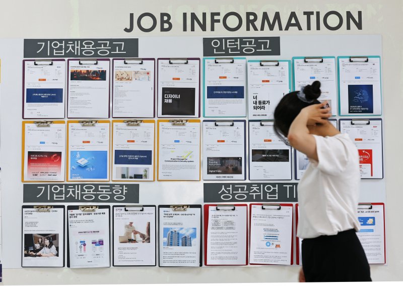 [서울=뉴시스] 최진석 기자 = 서울 한 대학교 일자리센터에 기업들의 채용공고 안내문이 붙어 있다. 2025.07.24. myjs@newsis.com