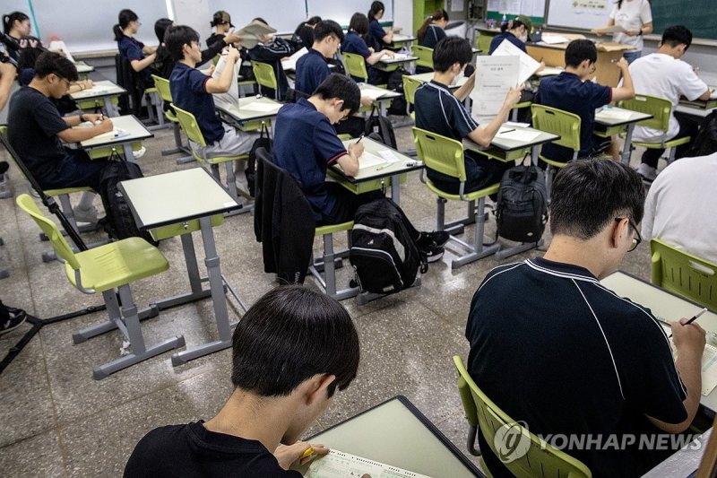 9월 모의평가 준비하는 수험생들 (출처=연합뉴스)