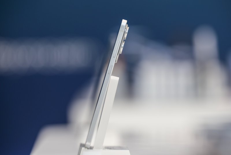 [서울=뉴시스] 정병혁 기자 = 13일 서울 서초구 삼성 강남에서 열린 삼성 갤럭시 S25 엣지 미디어 브리핑에서 삼성 갤럭시 S25 엣지가 공개되어 있다. 2025.05.13. jhope@newsis.com