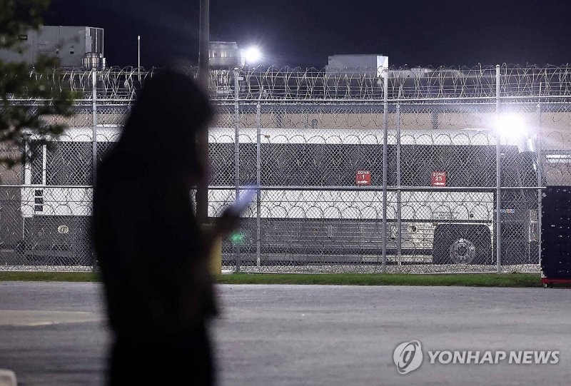 포크스턴 이민세관단속국 구금시설 안 버스 (출처=연합뉴스)
