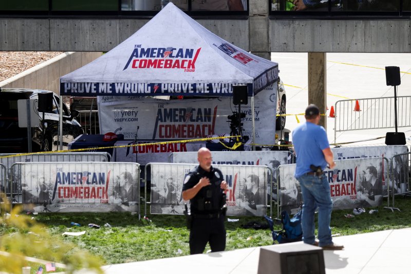 10일(현지시간) 미국 유타주 오렘의 유타 벨리 대학에서 현지 경찰들이 미국 우파 단체 ‘터닝포인트 USA’의 찰스 커크 공동 설립자가 총격을 당했던 천막 주변을 통제하고 있다.로이터연합뉴스