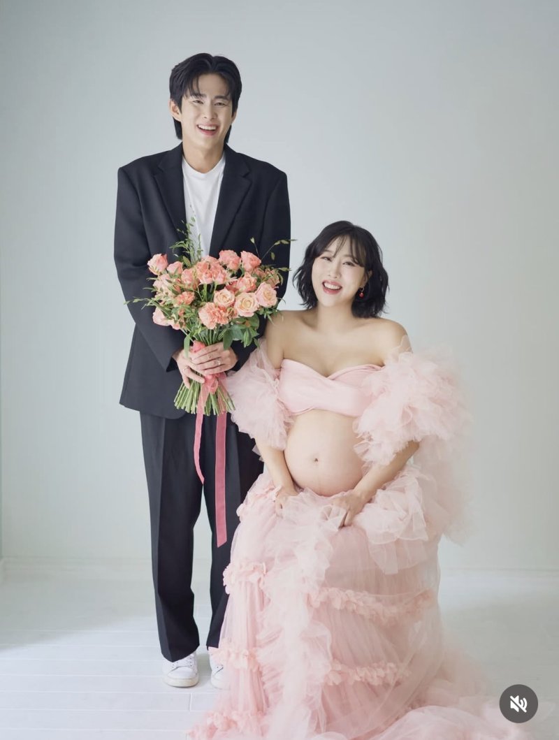 '쌍둥이 출산' 앞둔 임라라, 만삭 D라인 화보 공개…손민수도 함께