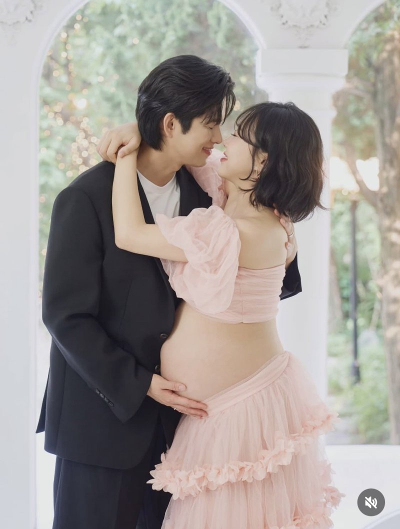 '쌍둥이 출산' 앞둔 임라라, 만삭 D라인 화보 공개…손민수도 함께