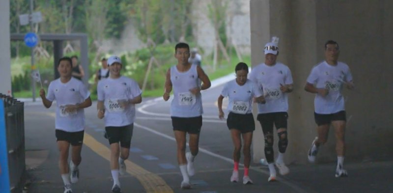 감기·아킬레스건 부상에도…션, 감동의 81.5㎞ 광복절 기부 마라톤