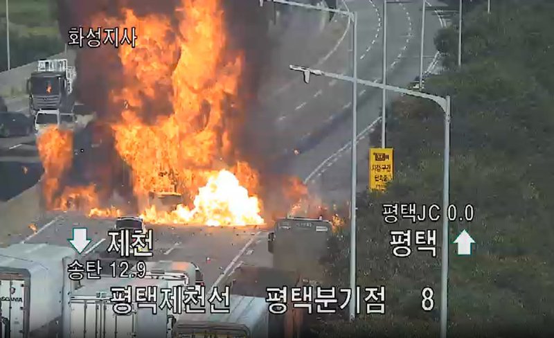 [평택=뉴시스] 11일 오전 8시56분께 경기 평택시 청북읍 평택제천간고속도로 평택분기점 인근에서 차량 4대가 잇따라 부딪친 뒤 화재가 발생해 2명이 숨졌다. (사진=경기도소방재난본부 제공) 2025.09.11. photo@newsis.com *재판매 및 DB 금지