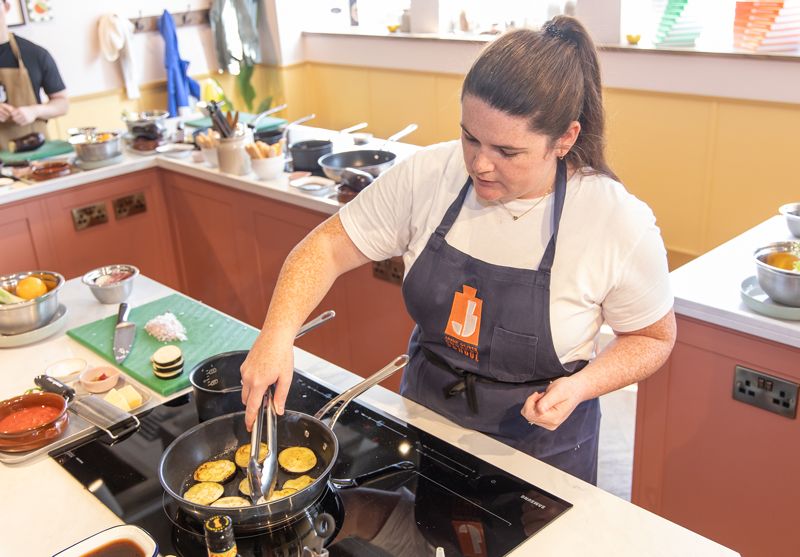 지난 9일(현지시간) 방문한 제이미 올리버 키친 스튜디오에서 셰프가 삼성전자 비스포크 AI 가전을 활용해 요리하고 있다. 삼성전자 제공