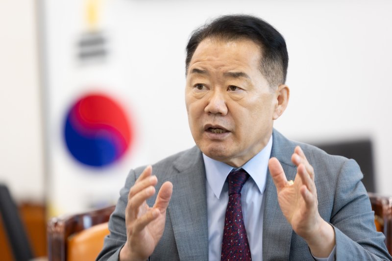 신성범 국회 정보위원장이 10일 서울 여의도 국회에서 뉴스1과 인터뷰하고 있다. ⓒ News1 유승관 기자