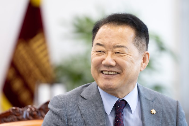 신성범 국회 정보위원장이 10일 서울 여의도 국회에서 뉴스1과 인터뷰하고 있다. ⓒ News1 유승관 기자