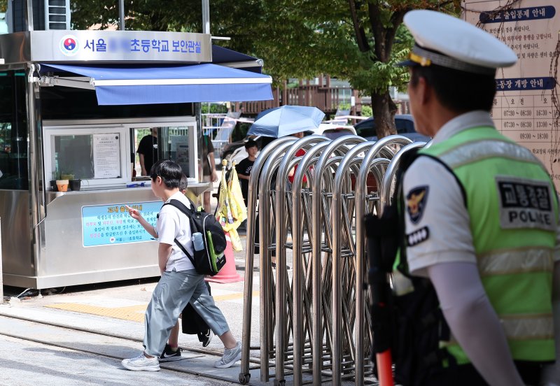 8일 서울 서대문구 한 초등학교에서 경찰관들이 학생들의 하굣길을 지키고 있다. 2025.9.8/뉴스1 ⓒ News1 김성진 기자