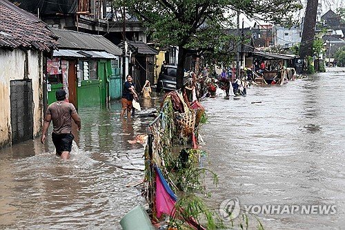 홍수로 물에 잠긴 발리 덴파사르 (출처=연합뉴스)
