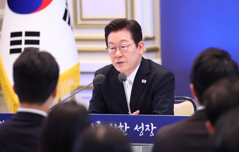 [서울=뉴시스] 고범준 기자 = 이재명 대통령이 11일 청와대 영빈관에서 열린 취임 100일 기자회견 '회복을 위한 100일, 미래를 위한 성장'에서 취재진 질문에 답하고 있다. (대통령실통신사진기자단) 2025.09.11. bjko@newsis.com