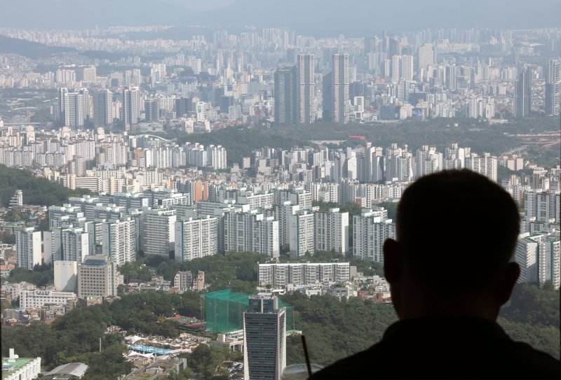 지난 8일 서울 남산타워에서 바라본 아파트 단지. 뉴스1