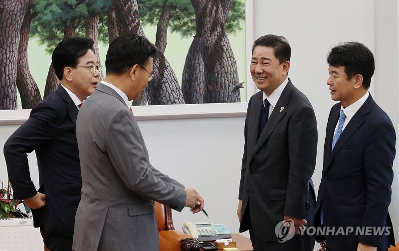 여야 원내대표 한자리에 (출처=연합뉴스)