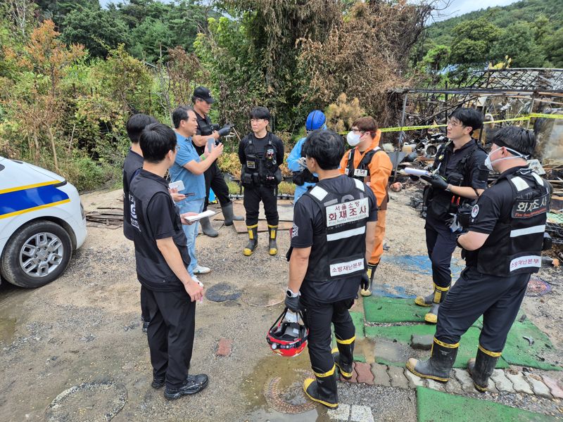 합동감식 전 관계기관 회의 모습. 서울경찰청 화재팀, 소방본부, 한국전기안전공사, 한국가스안전공사, 담당형사 등이 모여 있다. 서울경찰청 제공