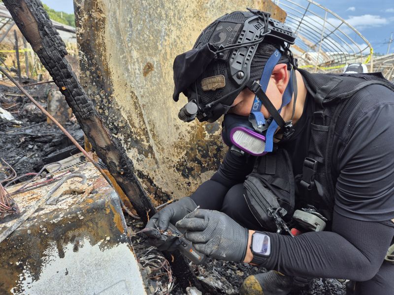 김우정 서울경찰청 화재감식과학수사관(경위)이 비닐하우스 화재를 감식하는 모습. 서울경찰청 제공
