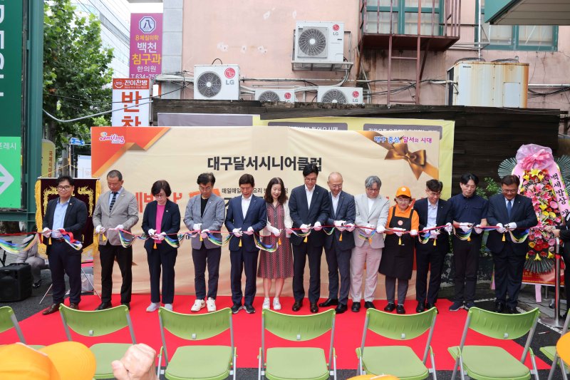 [대구=뉴시스] 대구 달서구는 노인 일자리의 질적 확대와 어르신 전문 일자리 창출을 위해 '백세밥상' 진이찬방 상인점을 개소했다. (사진=대구 달서구 제공) 2025.09.11. photo@newsis.com *재판매 및 DB 금지